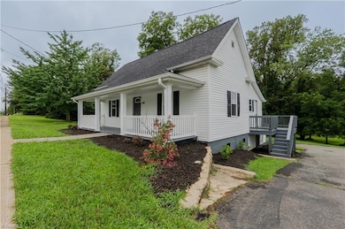 205 S Key St, Pilot Mountain, NC 27041 - photo 3