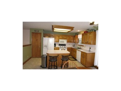 Kitchen w/island and pantry