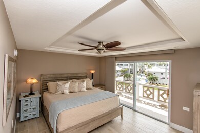 est suite waks out to pool