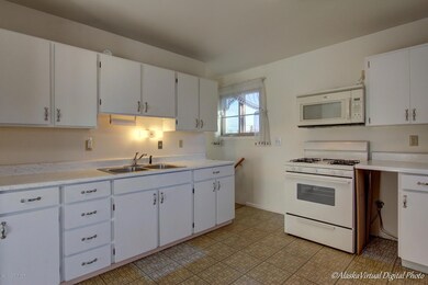 Kitchen W/Gas Range Oven