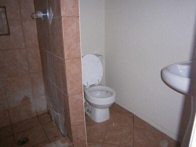 816 Henderson St, Winslow, AZ 86047 - photo 5