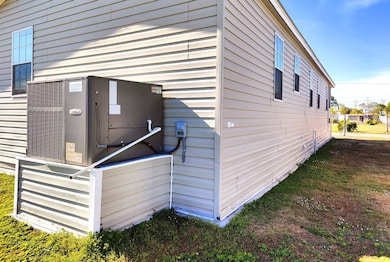 325 Sonnet Ln, North Fort Myers, FL 33903 - photo 7