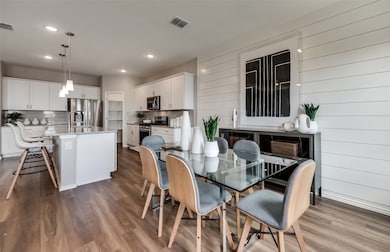 Spacious dining area *Model representation
