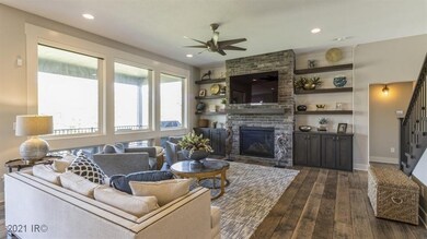 10109 Hidden Valley Dr, Johnston, IA 50131 - photo 2