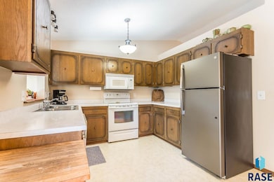 704 S Rohl Dr, Sioux Falls, SD 57103 - photo 3