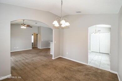 006-photo-dining-room-13507500