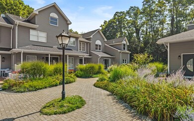 10 Courtyard Cir, Centerport, NY 11721 - photo 3