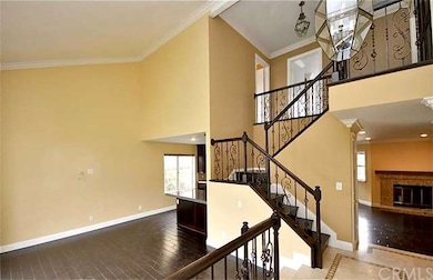 2-story vaulted ceiling!