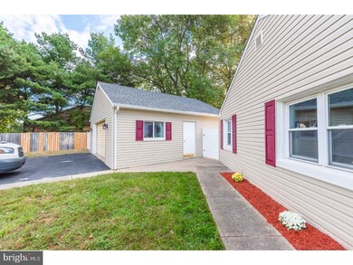 300 Howell Dr, New Castle, DE 19720 - photo 2