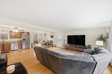 198 Dartmouth Dr, Mystic, CT 06355 - photo 4