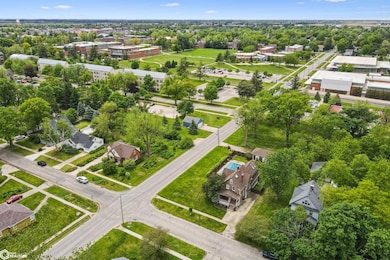 Within 1 block of Grinnell College