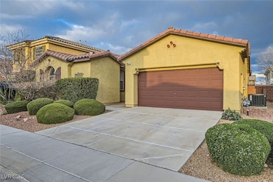 Mediterranean / spanish-style house with driveway,