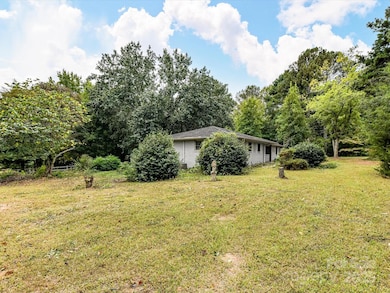 Need a big yard with no HOA? Close to the city, look no further