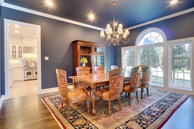 LARGE DINING ROOM JUST OFF THE KITCHEN GREAT FOR BIG DINNERS.