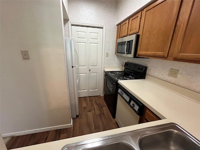 Stove, Dishwasher, Lot of counter space space
