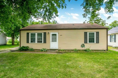 2107 W 69th St, Davenport, IA 52806 - photo 2