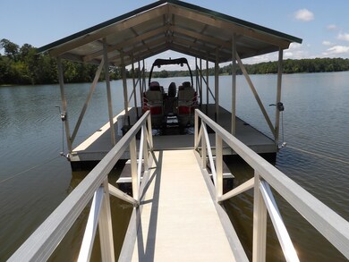 covered dock w/lift