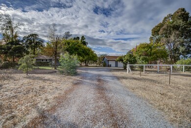 11670 Homestead Ln, Redding, CA 96003 - photo 3