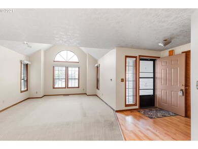 Living Room/Entrance