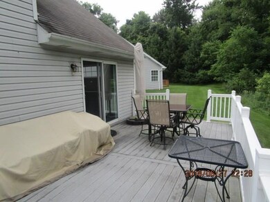 LARGE TREX DECK FOR ALL YOUR OUTDOOR ENTERTAINING