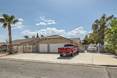 View of front of house featuring a garage, drivewa