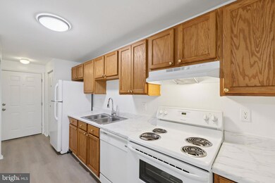 19625 Gunners Branch Rd unit 912, Germantown, MD 20876 - photo 3