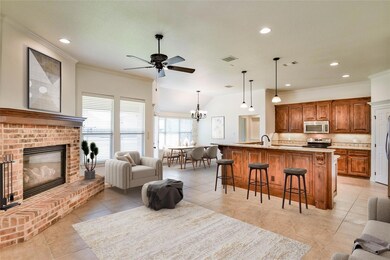 204 Captains Ct, Granbury, TX 76049 - photo 2