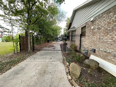 1730 Creek Dr, Houston, TX 77055 - photo 2