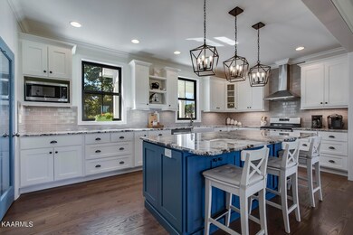 18_AmohiWay_179_Kitchen01
