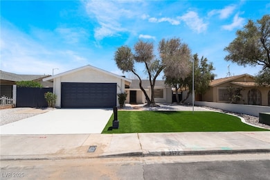 Ranch-style house featuring an attached garage, st