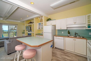 Kitchen w/ island seating
