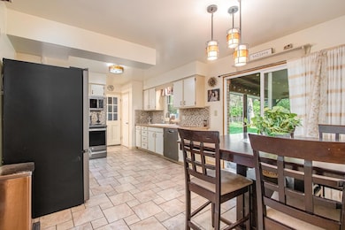 1750_7_Kitchen_DiningArea