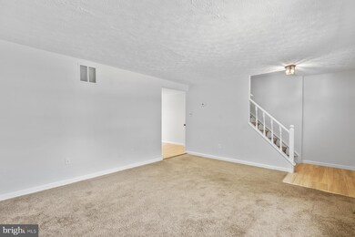 8154 Willowdale Ct, Springfield, VA 22153 - photo 4