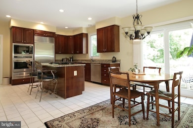 10801 Piney Pond Dr, Great Falls, VA 22066 - photo 2