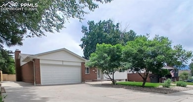 Large driveway with extra parking!!