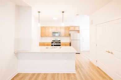 Kitchen with appliances with stainless steel fini