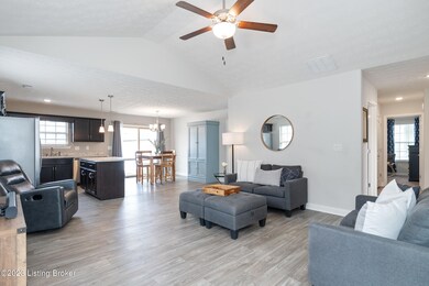 8013 Lucas Ln-16