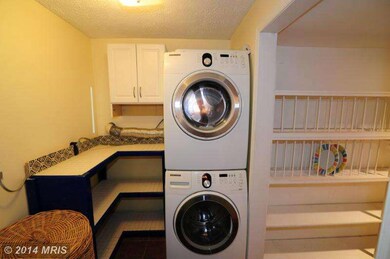 3417 Tyburn Tree Ct, Herndon, VA 20171 - photo 6