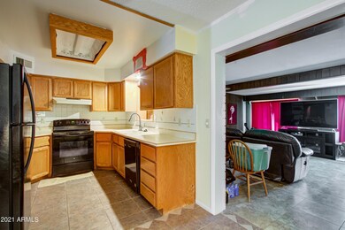 007_Kitchen to Family Room