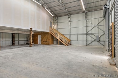 Ceiling height is 24' at center