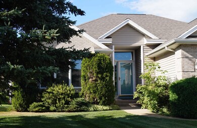 517 White Pine Blvd, Lansing, MI 48917 - photo 2