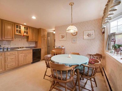 Kitchen. Eat-in kitchen