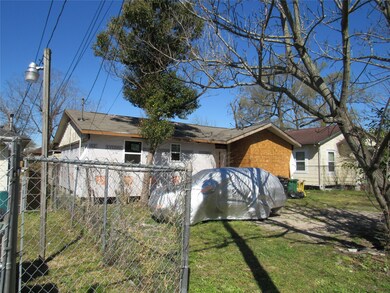7235 Farnsworth St, Houston, TX 77022 - photo 2