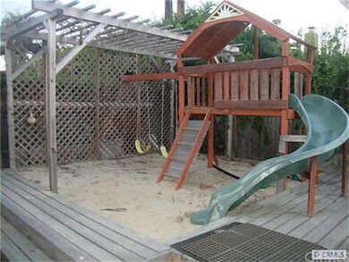Sand play yard