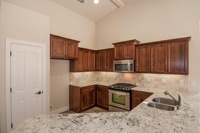 Beautiful Kitchen w/Granite Counter Tops