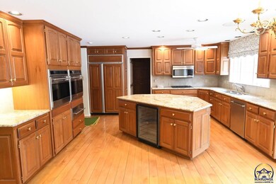 1524 SW Lakeside Dr, Topeka, KS 66604 - photo 4