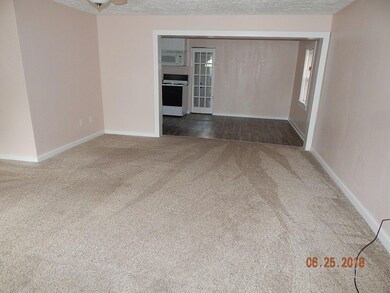 644 Maple Livingroom Pic