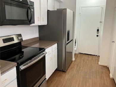 8050 Sands Point Dr unit A, Houston, TX 77036 - photo 3