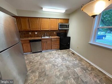 10 Bernadotte Ct, Parkville, MD 21234 - photo 2