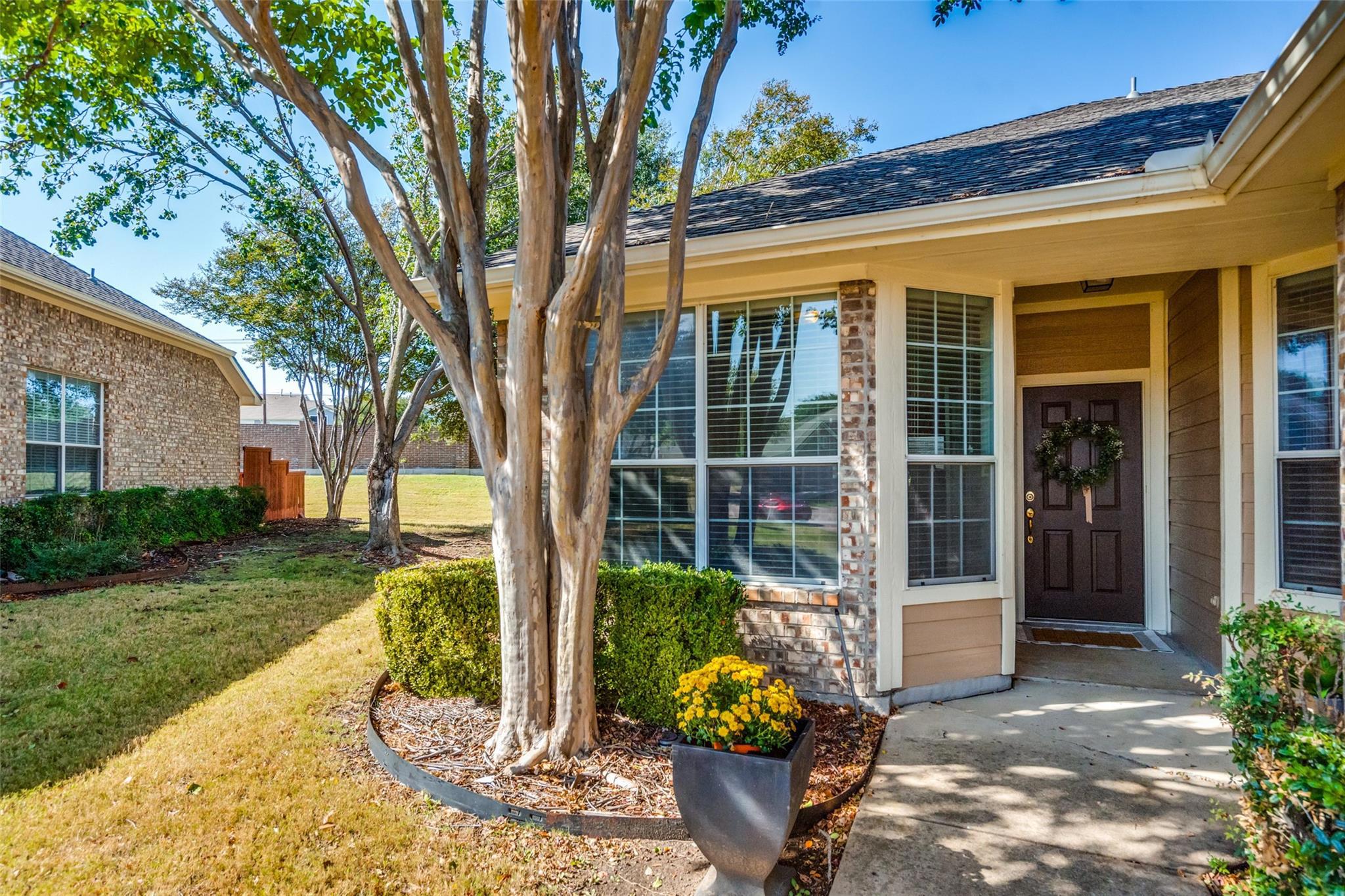 Entrance to property with a yard